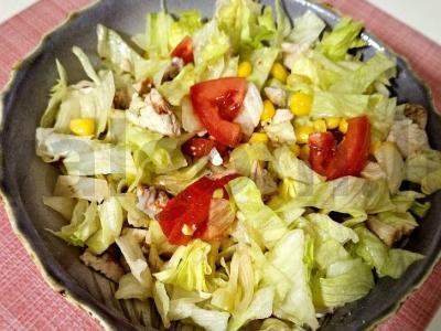 Krisčiai salotas su vištienos filė ir sojų padažu pagrindine nuotrauka