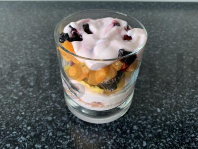 Desertas su varškės sūriu, vaisiais ir kukurūzų dribsniais Žingsnis 10