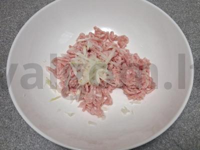 Čeburekai su naminiu faršu ir sūriu Žingsnis 1