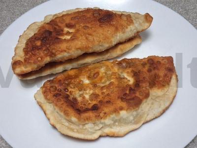 Čeburekai su naminiu faršu ir sūriu pagrindine nuotrauka