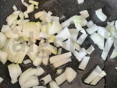 Plovas su vištiena, razinomis ir aštriu pipiru Žingsnis 1