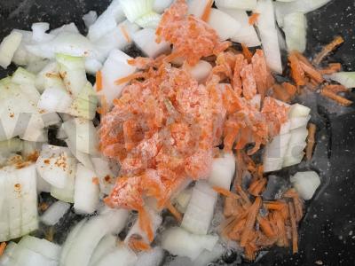 Plovas su vištiena, razinomis ir aštriu pipiru Žingsnis 3