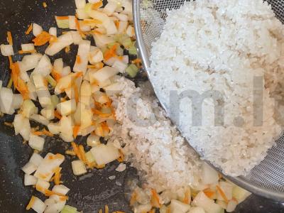 Plovas su vištiena, razinomis ir aštriu pipiru Žingsnis 4