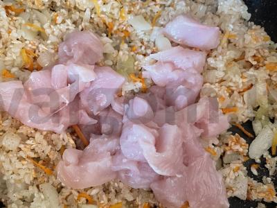 Plovas su vištiena, razinomis ir aštriu pipiru Žingsnis 5