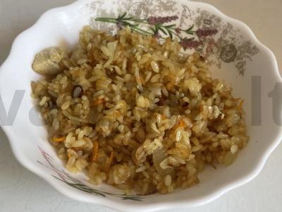 Plovas su vištiena, razinomis ir aštriu pipiru pagrindine nuotrauka