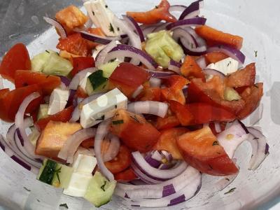 Daržovių salotas su fetos sūriu pagrindine nuotrauka