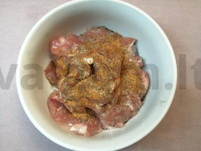 Vištienos ritinėliai su sūriu džiūvėsėliuose Žingsnis 2