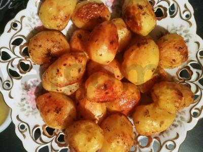 Keptas mažas bulvės su prieskoniais pagrindine nuotrauka