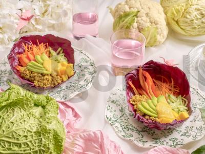 Bowl kopūstų lėkštėje pagrindine nuotrauka