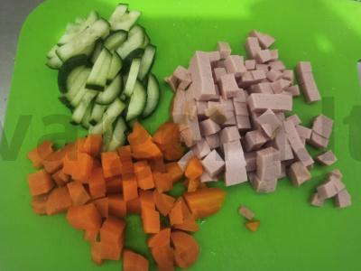 Daržovių ir virtos dešros salotos Žingsnis 3