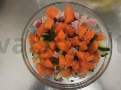 Daržovių ir virtos dešros salotos Žingsnis 4