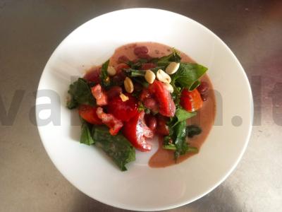 Salotos su pupelėmis, pomidorais ir rūgštynėmis pagrindine nuotrauka