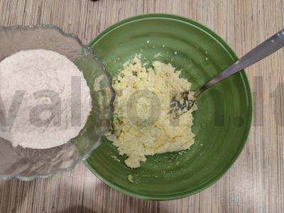 Varškėčiai su braškių įdaru keptuvėje Žingsnis 5