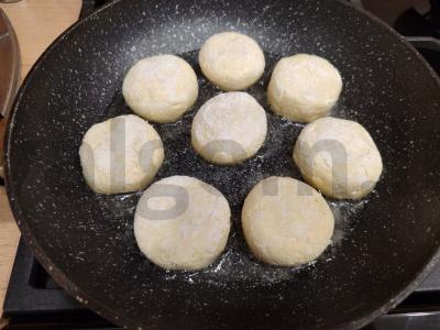 Varškėčiai su braškių įdaru keptuvėje Žingsnis 8