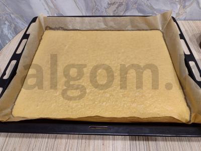 Skanus biskvitinis ritinys su uogiene Žingsnis 8