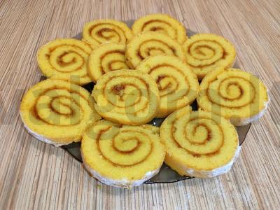 Skanus biskvitinis ritinys su uogiene pagrindine nuotrauka