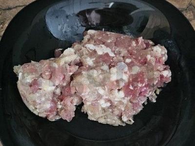 Kotletai pomidorų padaže su bulvėmis Žingsnis 1