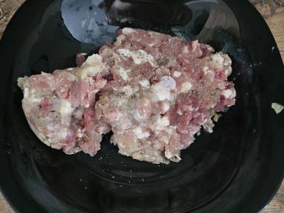 Kotletai pomidorų padaže su bulvėmis Žingsnis 2