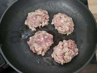 Kotletai pomidorų padaže su bulvėmis Žingsnis 4