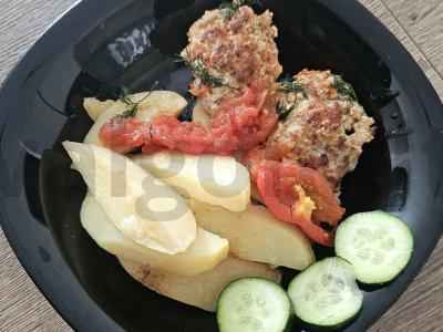 Kotletai pomidorų padaže su bulvėmis pagrindine nuotrauka