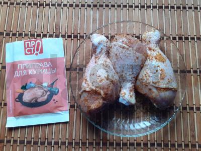 Keptos vištienos blauzdelės su kriauše, morkomis ir česnaku Žingsnis 1