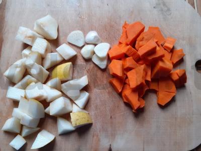 Keptos vištienos blauzdelės su kriauše, morkomis ir česnaku Žingsnis 2