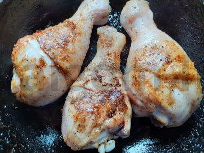 Keptos vištienos blauzdelės su kriauše, morkomis ir česnaku Žingsnis 3