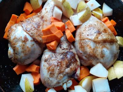 Keptos vištienos blauzdelės su kriauše, morkomis ir česnaku Žingsnis 4