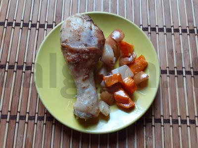 Keptos vištienos blauzdelės su kriauše, morkomis ir česnaku pagrindine nuotrauka