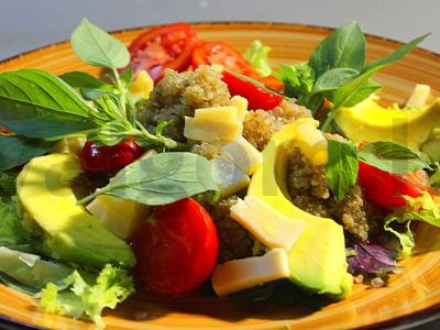 Salotos su quinoa, avokadu ir vyšniniais pomidorais pagrindine nuotrauka