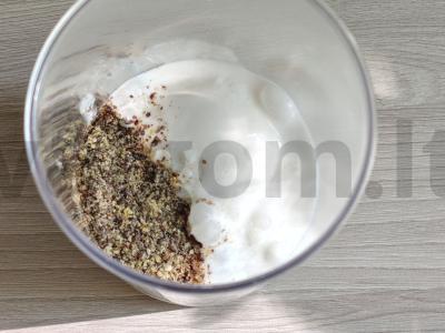 Banano, mėlynių ir ledų kokteilis Žingsnis 2