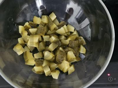 Klasikinis Olivier salotas su žirneliais ir dešrelėmis Žingsnis 1