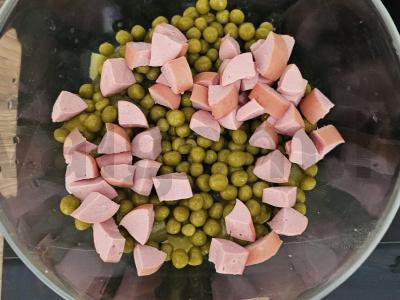 Klasikinis Olivier salotas su žirneliais ir dešrelėmis Žingsnis 3