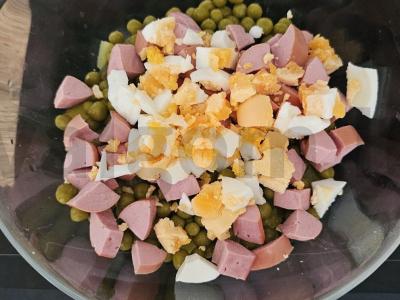 Klasikinis Olivier salotas su žirneliais ir dešrelėmis Žingsnis 4