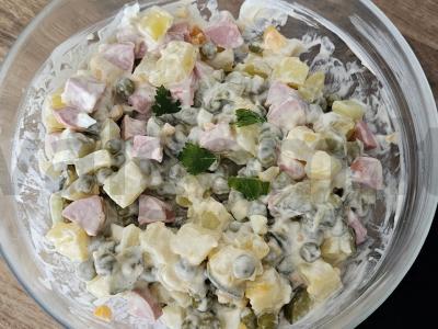 Klasikinis Olivier salotas su žirneliais ir dešrelėmis pagrindine nuotrauka