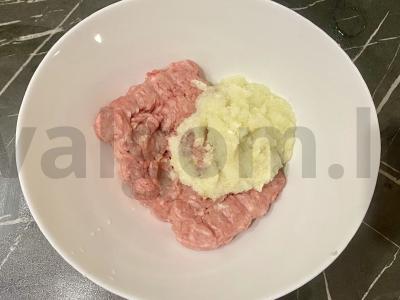 Kalakutienos kotletai su svogūnais, česnakais ir mocarela Žingsnis 1