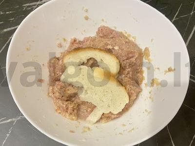 Kalakutienos kotletai su svogūnais, česnakais ir mocarela Žingsnis 2