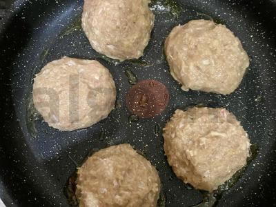 Kalakutienos kotletai su svogūnais, česnakais ir mocarela Žingsnis 4