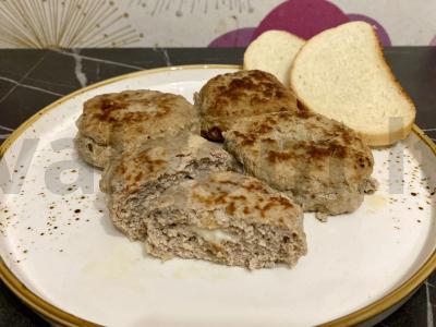 Kalakutienos kotletai su svogūnais, česnakais ir mocarela pagrindine nuotrauka