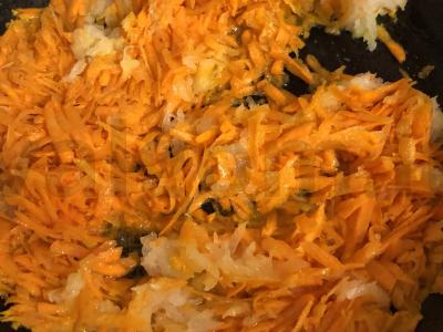 Vištiena su džiovintais slyvomis ir džiovintais obuoliais Žingsnis 2