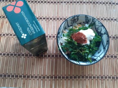 Salotos su vyšniniais pomidorais, žolelėmis ir kiaušiniu Žingsnis 3