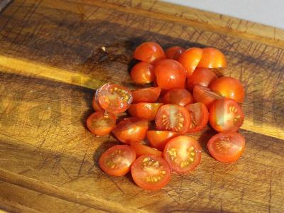 Salotas su vyšniniais pomidorais ir sūriu Žingsnis 2