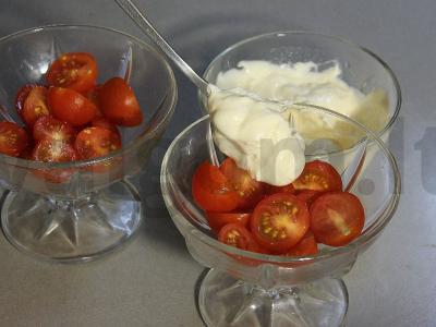 Salotas su vyšniniais pomidorais ir sūriu Žingsnis 3