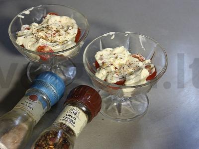 Salotas su vyšniniais pomidorais ir sūriu Žingsnis 4