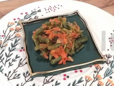 Troškinta žirninė pupelė su daržovėmis pagrindine nuotrauka