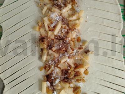 Sluoksniuota pyragaitis su obuoliais ir riešutais Žingsnis 3