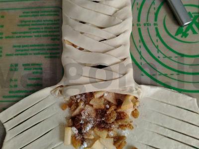 Sluoksniuota pyragaitis su obuoliais ir riešutais Žingsnis 4