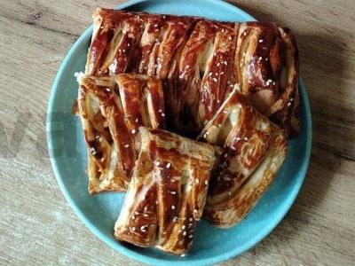 Sluoksniuota pyragaitis su obuoliais ir riešutais pagrindine nuotrauka