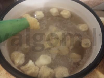 Patingėlių bulvių virtinukai su krapais mėsos sultinyje Žingsnis 4