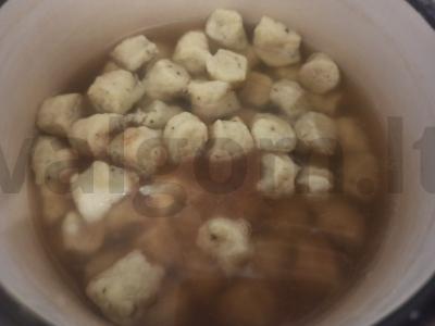 Patingėlių bulvių virtinukai su krapais mėsos sultinyje Žingsnis 5